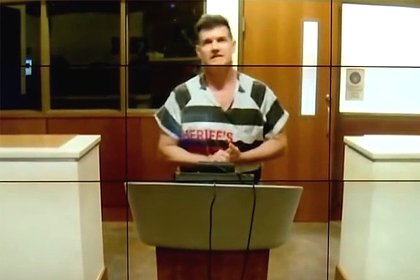Богатого адвоката поймали подглядывающим за голыми женщинами