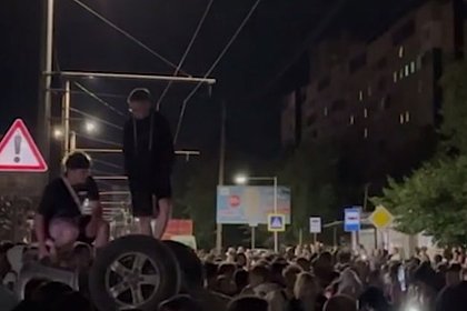 Во Львове вспыхнул бунт против ТЦК. Толпа людей под крики «Позор!» перевернула автомобиль военкомов