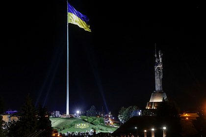 На Украине ступени у филармонии отремонтировали гранитом из надгробных плит
