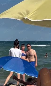 Отдыхающие в Одессе фотографировались на фоне горящего корабля и попали на видео