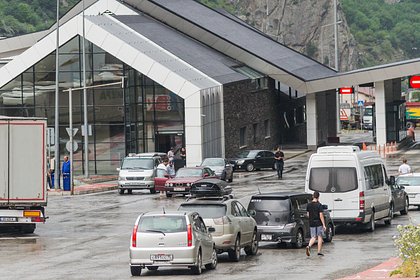 У пары россиян конфисковали автомобиль и золотые украшения на границе Грузии