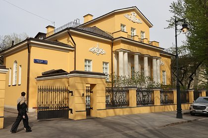 Особняк экс-замминистра обороны Иванова накопил полумиллионный долг