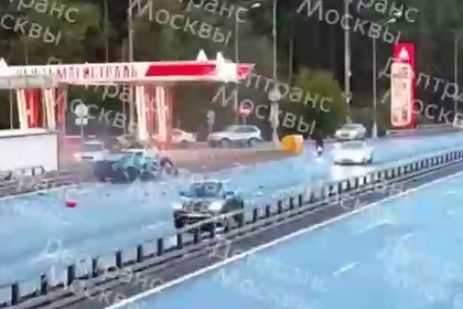 Два человека погибли в аварии у АЗС в Москве