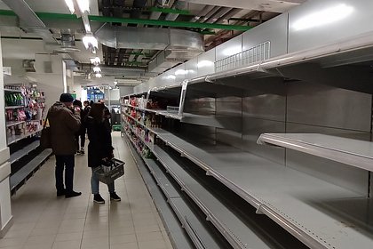 Украинцы выстроились в гигантские очереди за продуктами