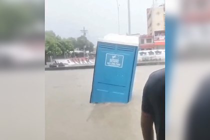 Поток воды унес туалет с человеком внутри в Колумбии