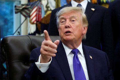 Трамп пообещал переименовать ИИ в суперинтеллект