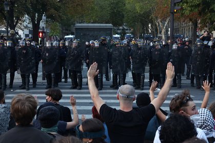 Во Франции на фоне протестов обратились к правительству с жестким требованием
