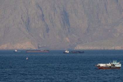 Стало известно о попадании снаряда в танкер в Ормузском проливе