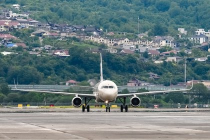 Работу российского аэропорта приостановили