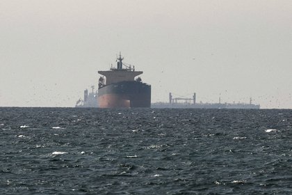 В Ормузском проливе после взрыва и пожара затонул контейнеровоз