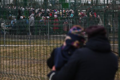 Огромные очереди скопились на границе двух стран