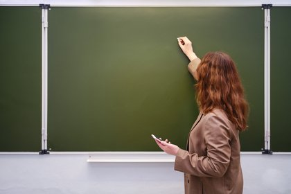 Помощница учителя схватила 15-летнюю ученицу за грудь и попыталась поцеловать