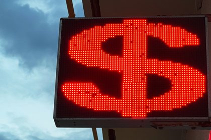 ЦБ повысил курс доллара в России