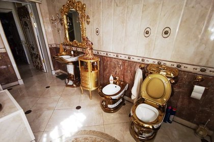 Описан портрет среднестатистического любителя золотых унитазов