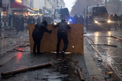 Во Франции задействуют спецназ и броневики на протестах